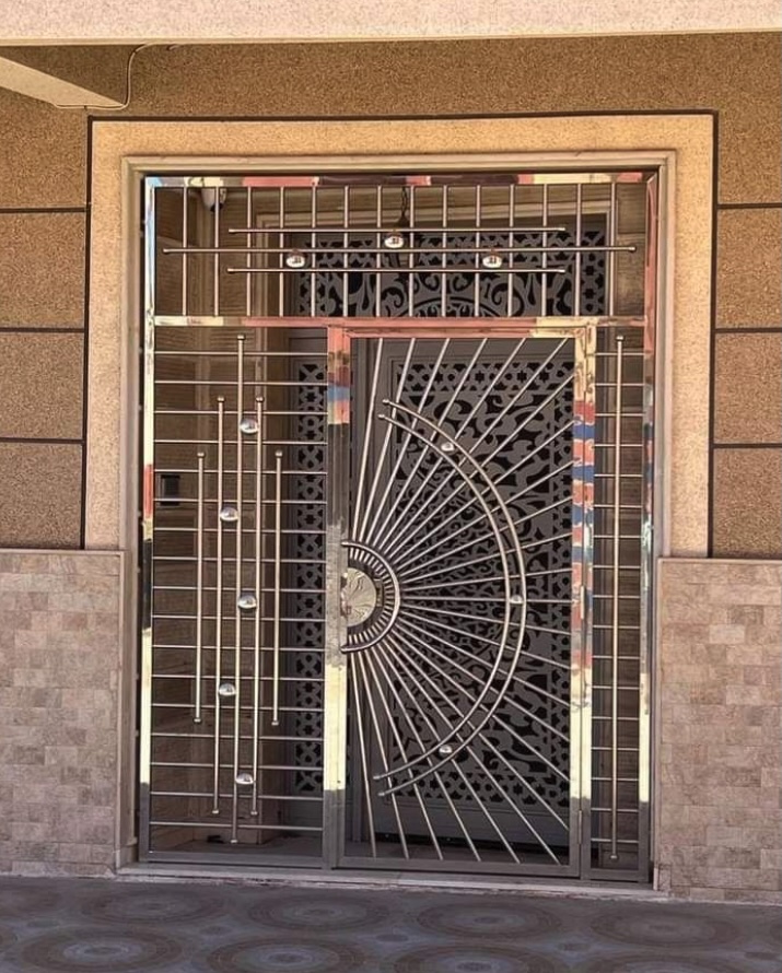 Portal de comunidad en acero inoxidable con diseño radial